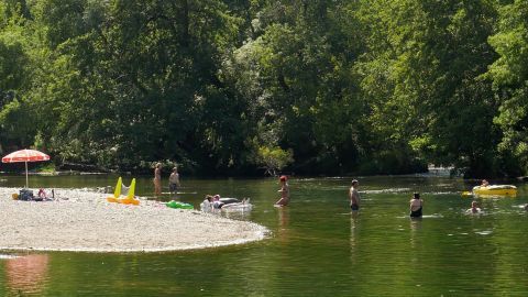 Accès direct à la rivière depuis le Camping proche de Vallon Pont d'Arc en Ardèche