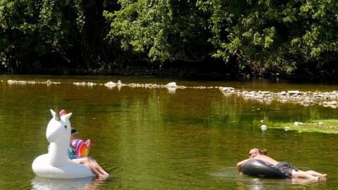 Baignade à la rivière au camping le Chassezac en Ardèche