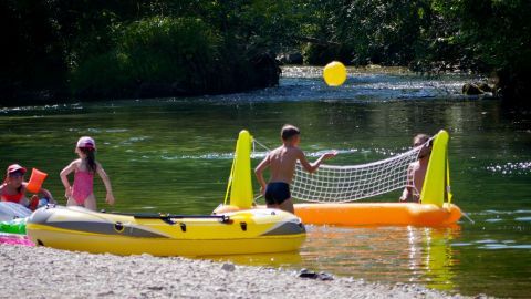 Baignade à la rivière au camping le Chassezac en Ardèche