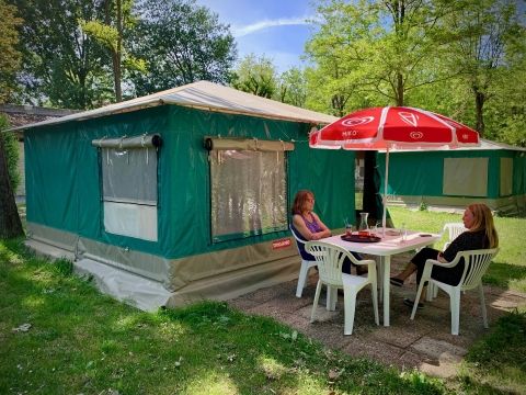 Bungalow toile 4 personnes au camping le Chassezac à Sampzon