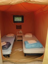 Chambre des bungalows toile pour 4 personnes au camping le Chassezac à Sampzon en Ardèche