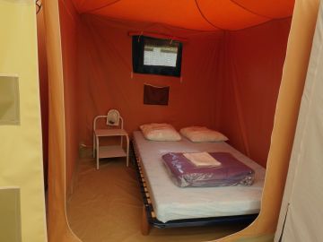 Chambre des bungalows toile pour 4 personnes au camping le Chassezac en Sud Ardèche