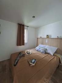 Chambre Mobil home *CONFORT* 2 chambres - 4 personnes- séjour- camping proche de vallon pont d'arc