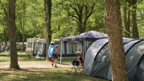 Emplacements au camping 3 étoiles à Sampzon le Chassezac