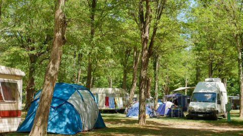 Emplacements au camping 3 étoiles en Ardèche