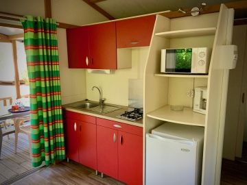 Le coin cuisine des chalets 5 personnes au camping le Chassezac, camping 3 étoiles à Sampzon en Sud Ardèche