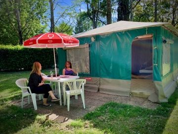 Les bungalows toile pour 4 personnes au camping le Chassezac en Sud Ardèche