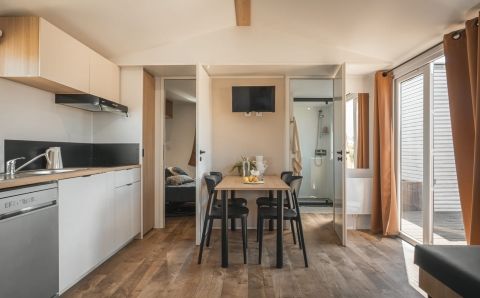 Mobil home *PREMIUM* 3 chambres - 6 personnes AVEC climatisation + tv + lave vaisselle + terrasse en bois couverte.
