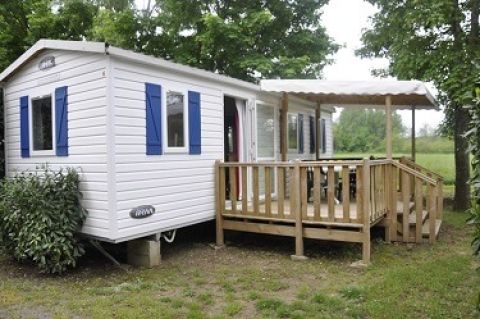 Mobil-home terrasse en bois couverte au Camping le chassezac
