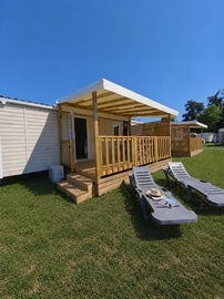 Mobil-home terrasse en bois couverte  Camping le chassezac