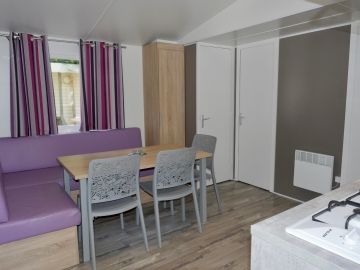 Salon du mobil home 6 à 8 personnes en camping 3 étoiles en Ardèche