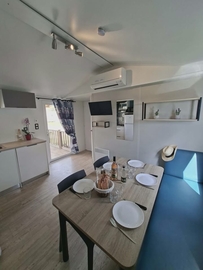Mobil home *PREMIUM* 2 chambres - 5 personnes AVEC climatisation + tv + lave vaisselle + terrasse en bois couverte.